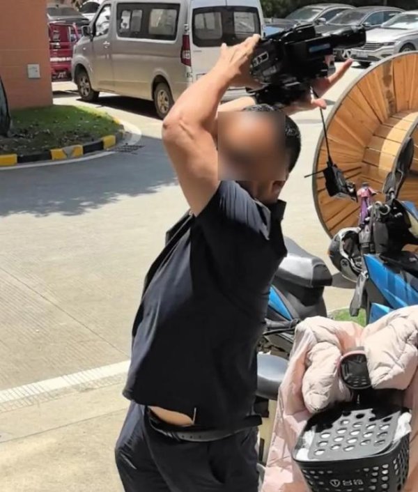 正规配资平台官网 企业负责人回应砸坏记者设备：冲动了 涉事者或将面临法律责任